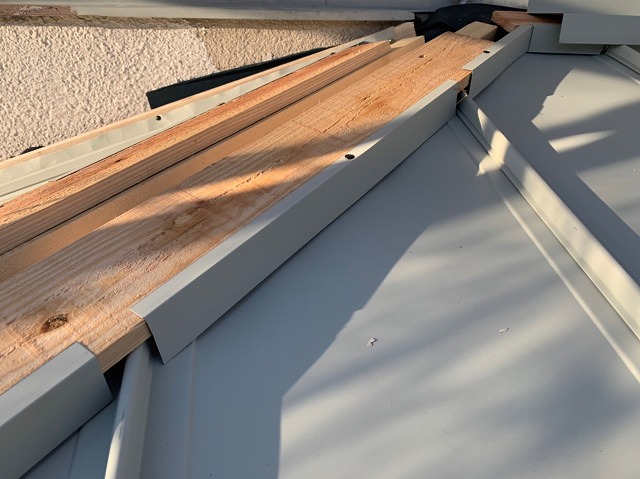 立平葺きエプロン板金取付